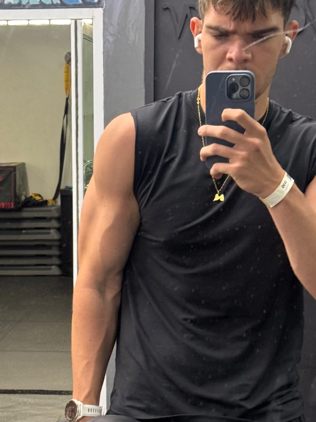 Tim im Fitnessstudio