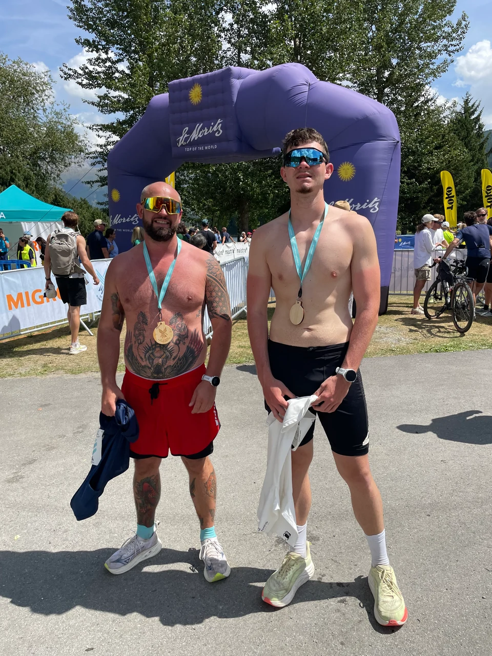Simon und Tim Schneider mit Finisher-Medaillen nach einem Wettkampf in St. Moritz