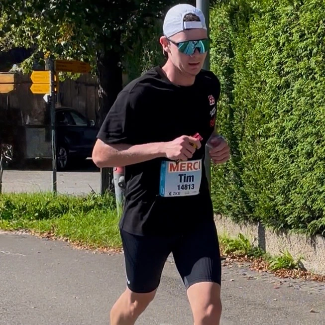Tim Schneider beim Halbmarathon mit Kappe und Sonnenbrille