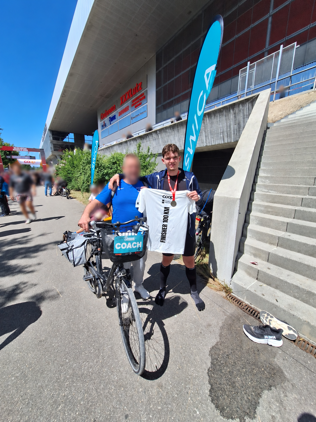 Tim nach dem 100-km-Lauf mit Medaille und Finisher-Shirt
